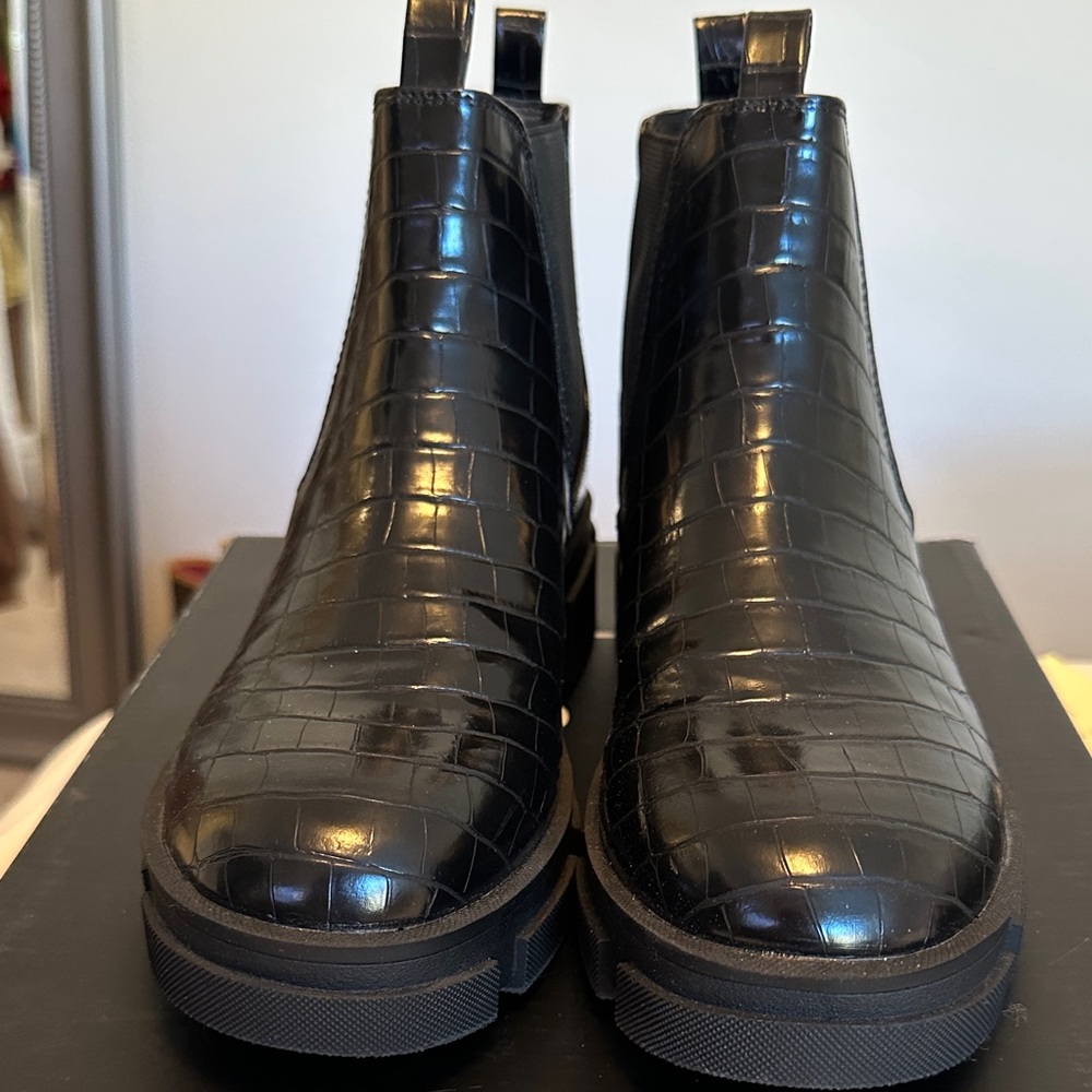 ShuShop Black Croc-Embossed Women's Boots